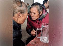 被邻居大妈支配的恐惧表情包